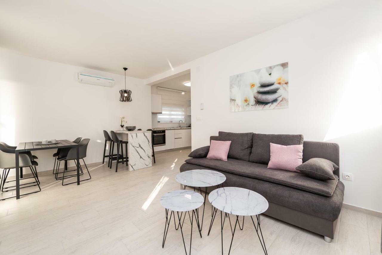 נובליה Apartments & Rooms Pool Villas Maris מראה חיצוני תמונה