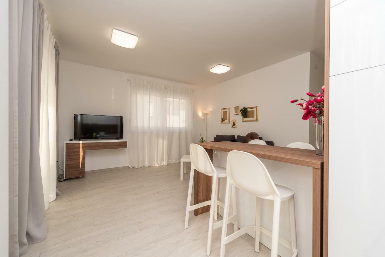 נובליה Apartments & Rooms Pool Villas Maris מראה חיצוני תמונה